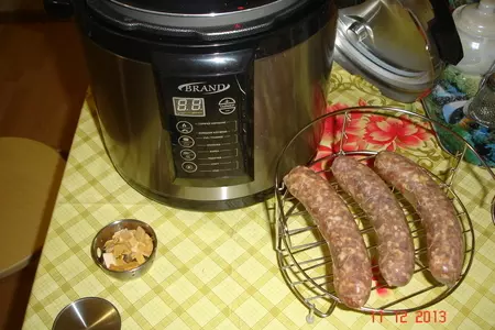 Колбаски копченые по-домашнему: шаг 3