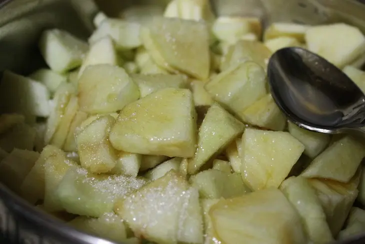 Пирог с яблоками и клюквой: шаг 6