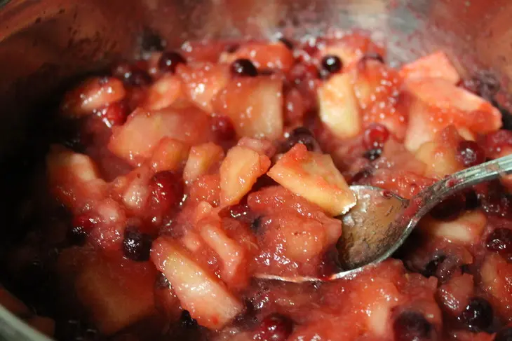 Пирог с яблоками и клюквой: шаг 7