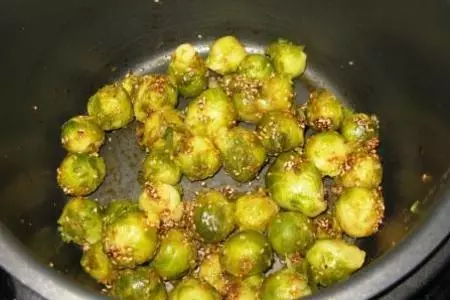 Брюссельская капуста с кунжутом и соевым соусом: шаг 4