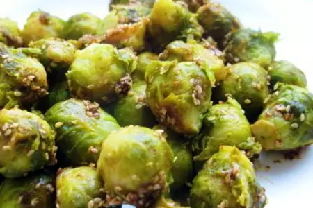 Брюссельская капуста с кунжутом и соевым соусом: шаг 5