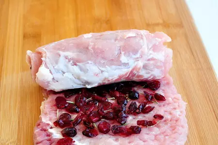 Рулет из свинины с вяленой клюквой и розмарином: шаг 7