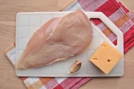 Подкопченный куриный рулет с сыром: шаг 1