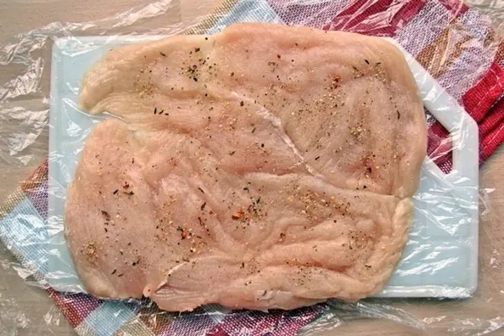 Подкопченный куриный рулет с сыром: шаг 3
