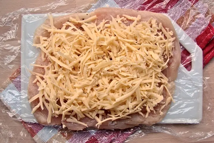 Подкопченный куриный рулет с сыром: шаг 4