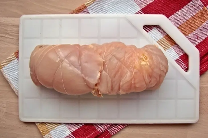 Подкопченный куриный рулет с сыром: шаг 5
