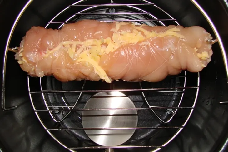 Подкопченный куриный рулет с сыром: шаг 7