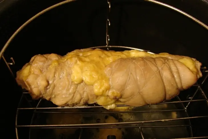 Подкопченный куриный рулет с сыром: шаг 8