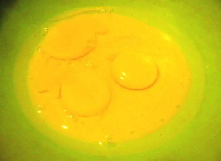 Кекс на сгущенном молоке с яблоками и изюмом: шаг 1