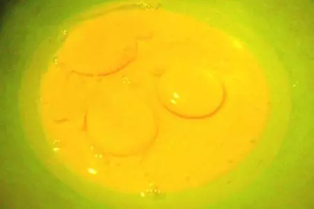 Кекс на сгущенном молоке с яблоками и изюмом: шаг 1