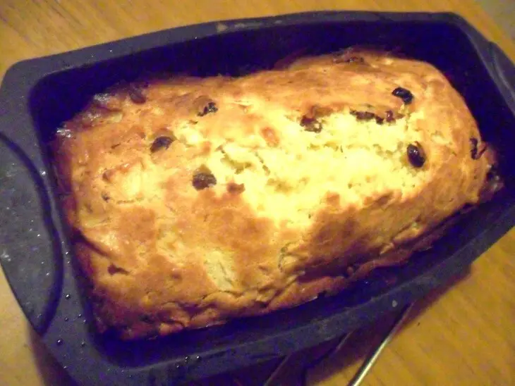Кекс на сгущенном молоке с яблоками и изюмом: шаг 2