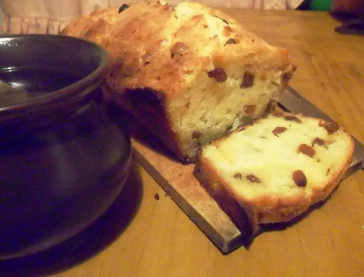 Кекс на сгущенном молоке с яблоками и изюмом: шаг 3