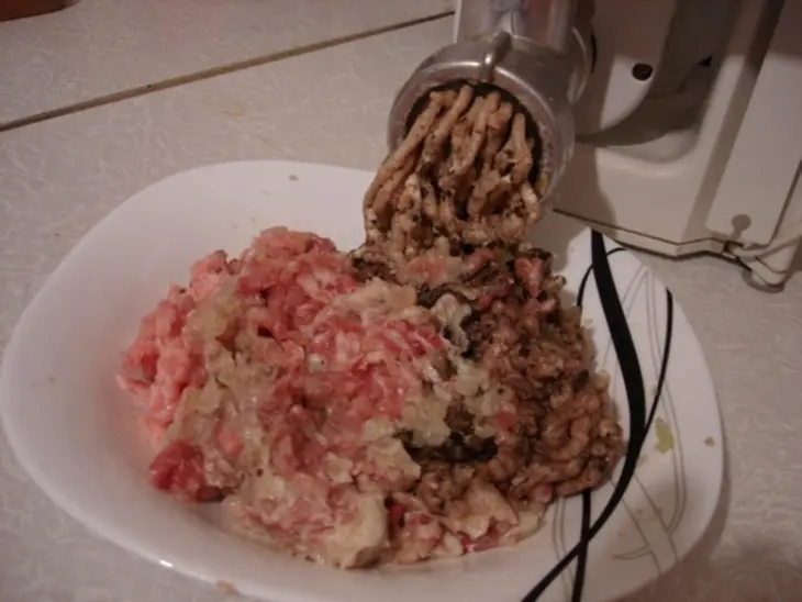 Каша пшеничная с мясными фрикадельками в сливочном соусе: шаг 1