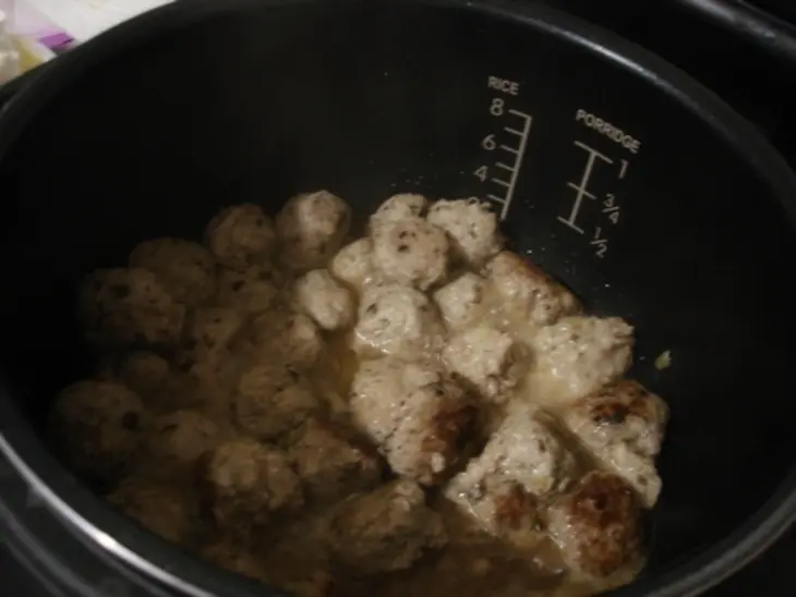 Каша пшеничная с мясными фрикадельками в сливочном соусе: шаг 3