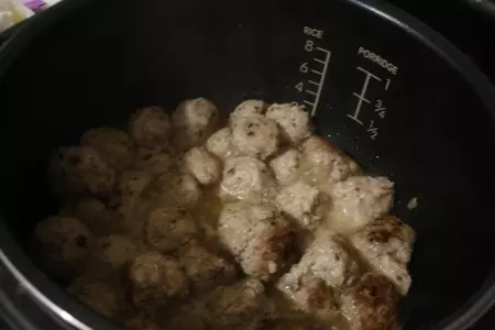 Каша пшеничная с мясными фрикадельками в сливочном соусе: шаг 3