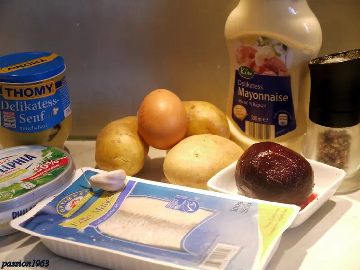Картофельные тарталетки с сельдью на минималистической шубе: шаг 1