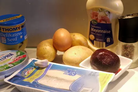 Картофельные тарталетки с сельдью на минималистической шубе: шаг 1