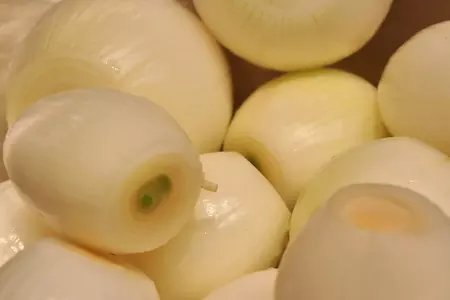 Луковый конфитюр с апельсиновым соком: шаг 1