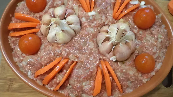 Бо-оольшой "ёжик" в отличной форме)) с соусом "киккоман", чесноком, черри и морковкой!)): шаг 4