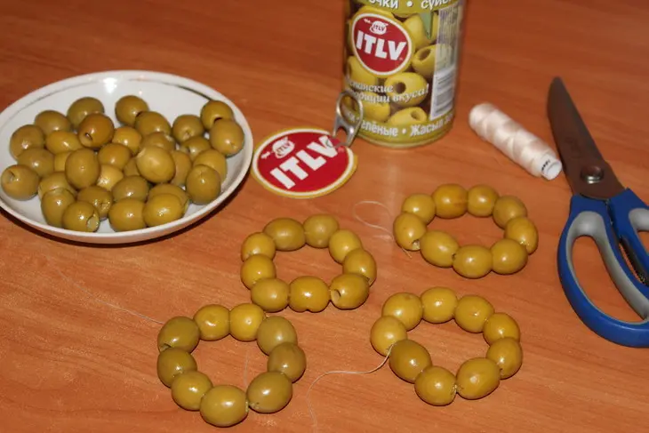 Кольца из оливок в панировке: шаг 1