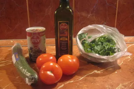 Салат из помидоров, огурцов и маслин с оливковым маслом: шаг 1
