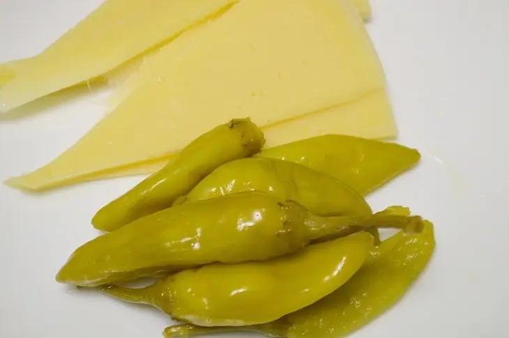 Котлеты из баранины с маринованным перцем и сыром.: шаг 3