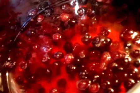 Творожное суфле "будьте здоровы!" с яблоками, изюмом, черносливом и клюквой!: шаг 3