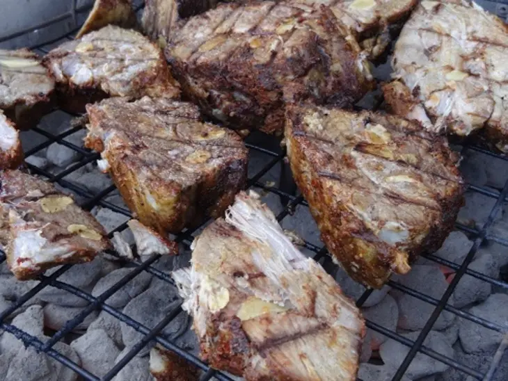Мясо с чесноком и аджикой на пивных парах зажаренные на гриле: шаг 6
