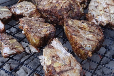 Мясо с чесноком и аджикой на пивных парах зажаренные на гриле: шаг 6