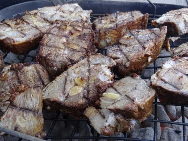 Мясо с чесноком и аджикой на пивных парах зажаренные на гриле: шаг 7