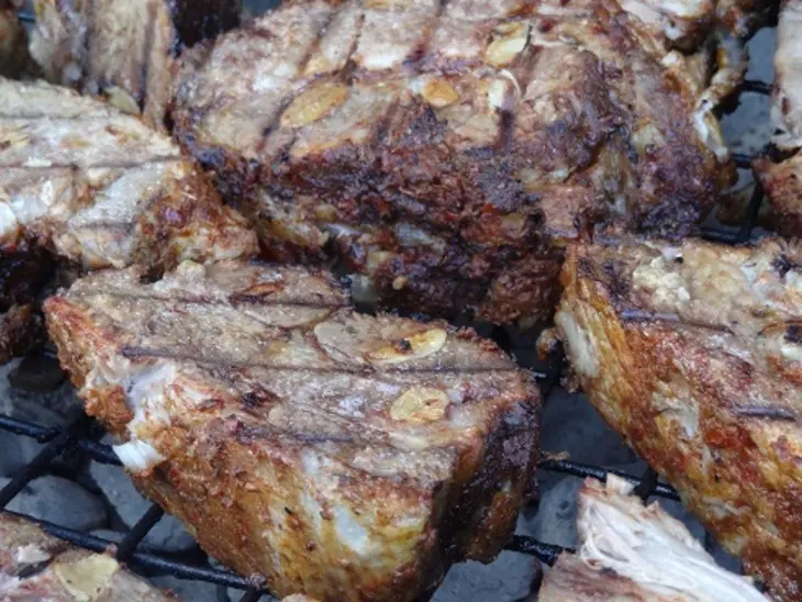 Мясо с чесноком и аджикой на пивных парах зажаренные на гриле: шаг 8