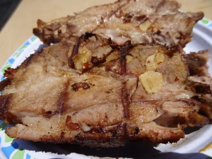 Мясо с чесноком и аджикой на пивных парах зажаренные на гриле: шаг 9