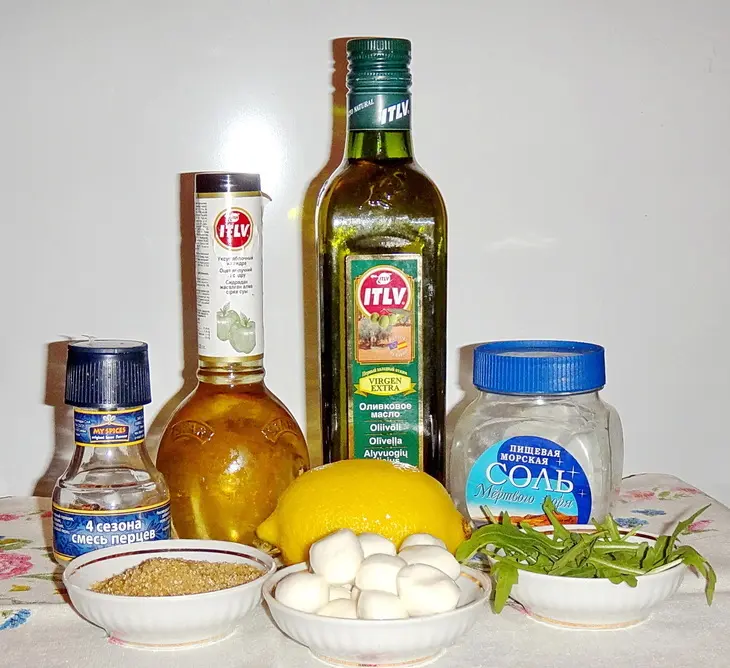 Комплимент из маринованной моцареллы с вялеными кумкватами: шаг 1