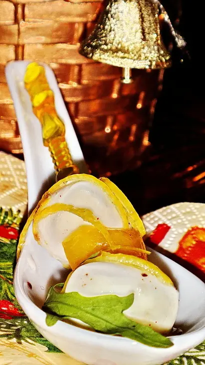Комплимент из маринованной моцареллы с вялеными кумкватами: шаг 8