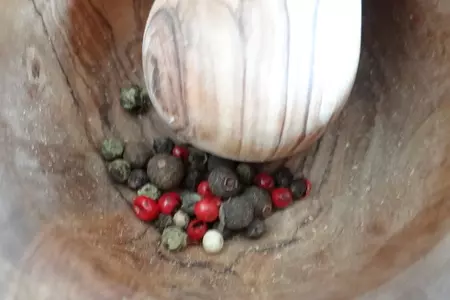 Свиные ребра в панировке с картофелем духовые: шаг 2