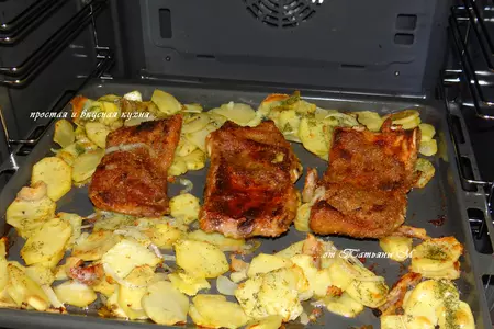 Свиные ребра в панировке с картофелем духовые: шаг 7