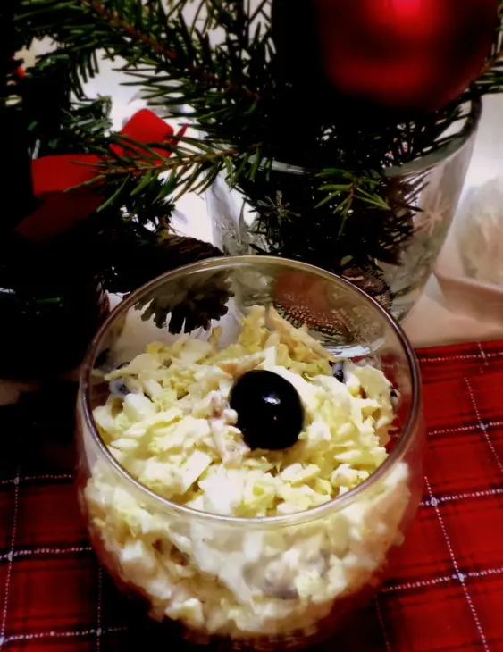 Легкий новогодний салат с кальмарами и маслинами!: шаг 6