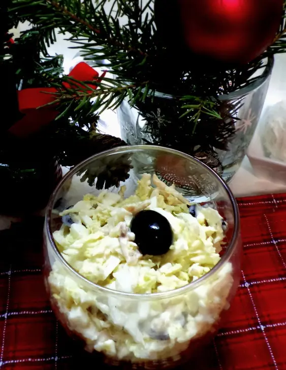 Легкий новогодний салат с кальмарами и маслинами!: шаг 8
