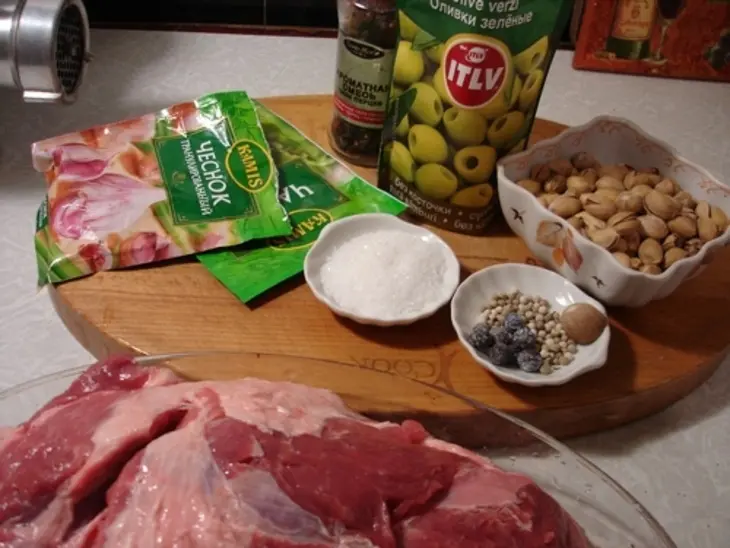 Домашняя мортаделла с оливками.: шаг 1