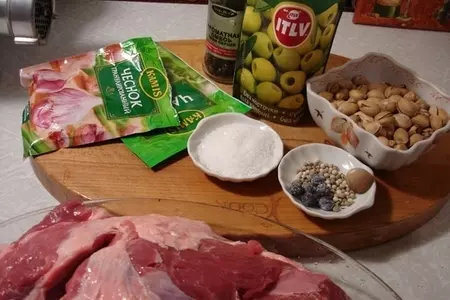 Домашняя мортаделла с оливками.: шаг 1