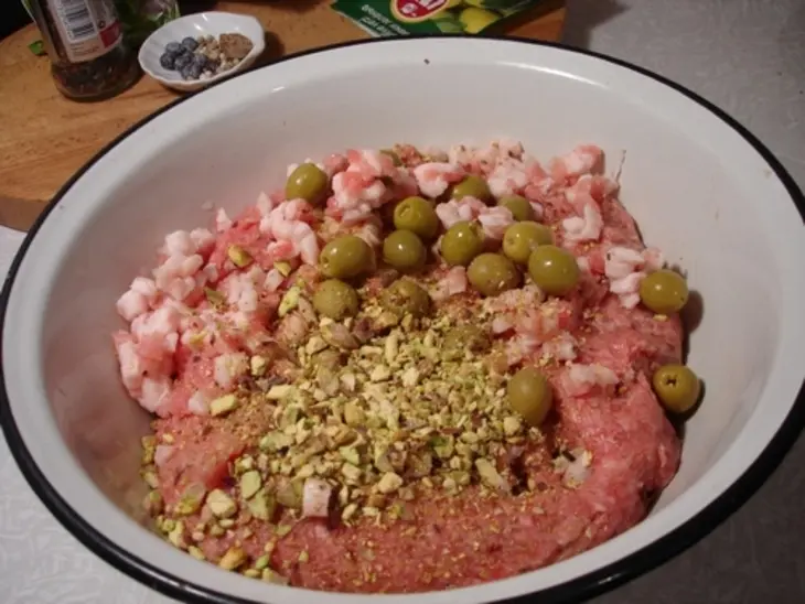 Домашняя мортаделла с оливками.: шаг 7