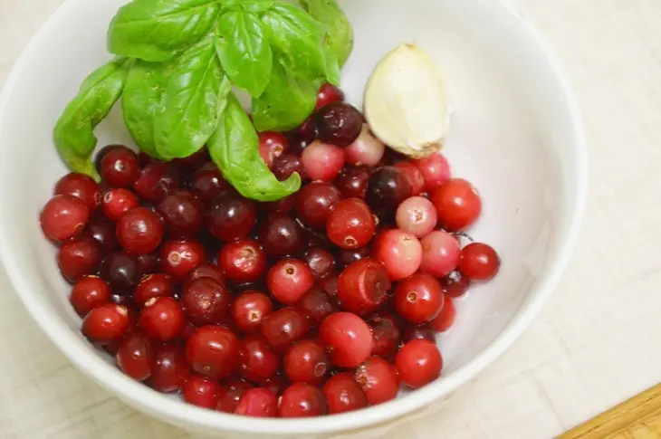 Рулет из куриного филе с клюквенным соусом.: шаг 1