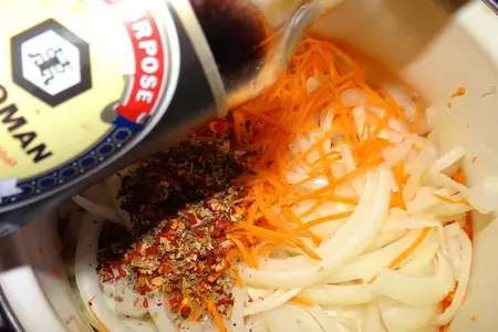 Форель, запеченная на морковно-луковой подушке: шаг 3