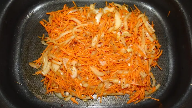 Форель, запеченная на морковно-луковой подушке: шаг 5