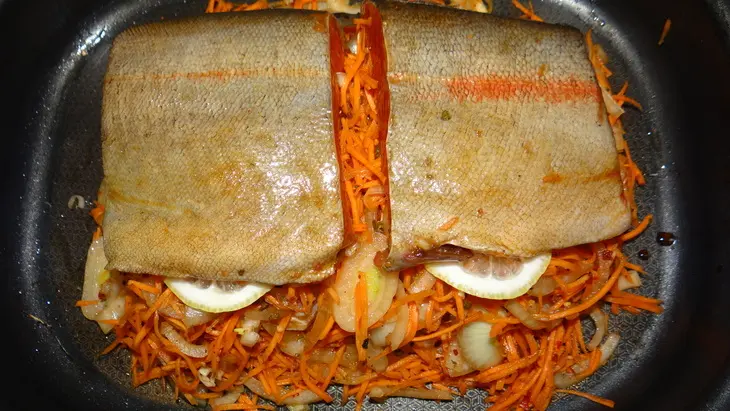 Форель, запеченная на морковно-луковой подушке: шаг 6