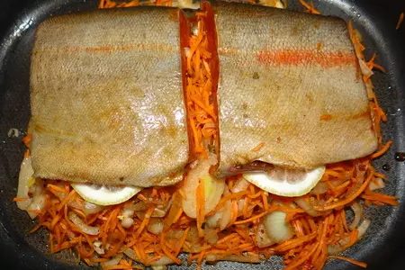 Форель, запеченная на морковно-луковой подушке: шаг 6