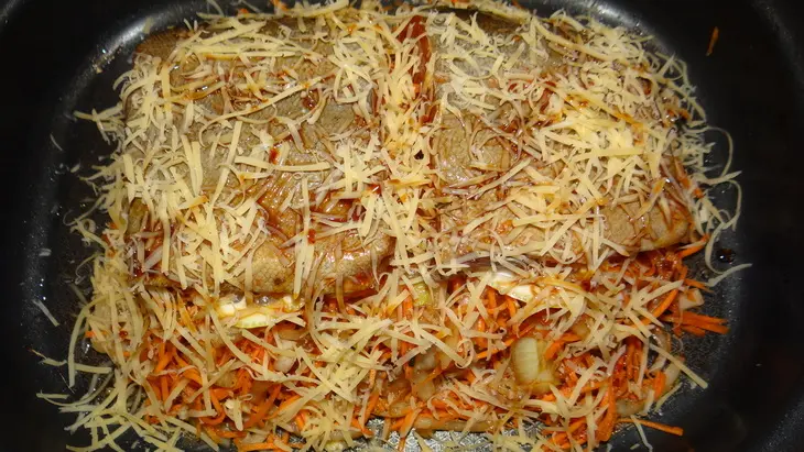 Форель, запеченная на морковно-луковой подушке: шаг 7