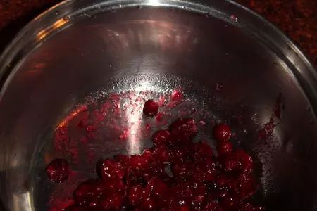 Рождественский торт с орехами и клюквенным желе: шаг 4