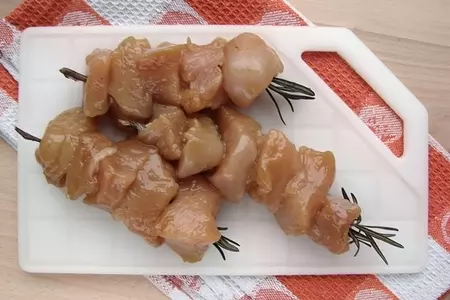 Куриные шашлычки на шпажках из розмарина: шаг 1