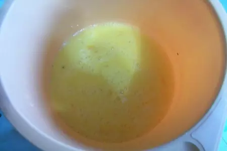 Салат с яичными блинчиками: шаг 1